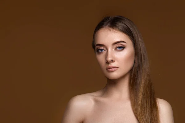 ベージュ地に完璧な肌の若い女性の肖像画 コピースペース — ストック写真