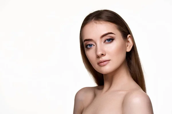 白い背景のカメラを見て完璧な肌を持つ美しい若い女性の肖像画 コピースペース — ストック写真
