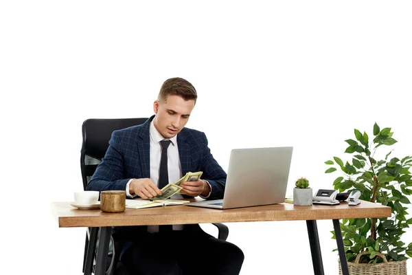 잘생긴 사업가가 책상에 앉아서 노트북으로 일하며 — 스톡 사진