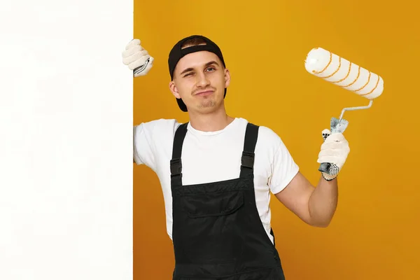 Young Man Working Clothes Painting White Walls Room Copy Space — Stock Photo, Image