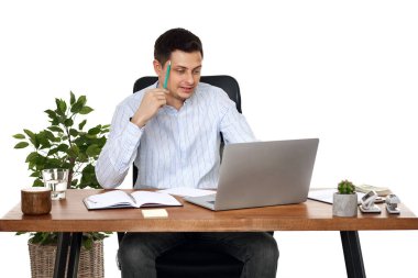 Genç dost canlısı iş adamı dizüstü bilgisayar kamerasında konuşuyor, masadaki sandalyeye oturuyor, dizüstü bilgisayar kullanıyor.