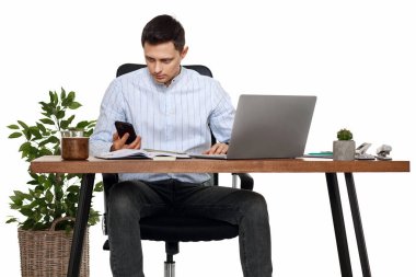 Telefona bakan iş adamı şaşırdı. Adam müşteriyle telefon görüşmesi yapmayı bekliyor