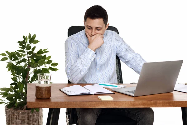Ledsen Affärsman Använder Laptop Sitter Stolen Vid Skrivbordet Har Problem — Stockfoto