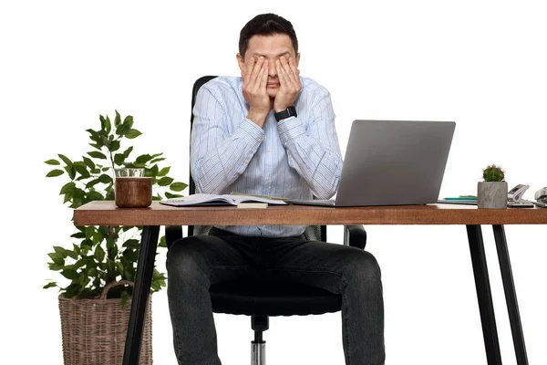 Trauriger Mann Hat Kopfschmerzen Mit Laptop Büro — Stockfoto