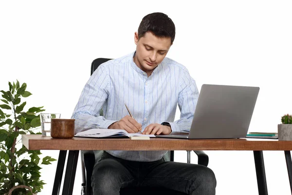 青いシャツを着たビジネスマンがノートPcを白い背景に使い — ストック写真