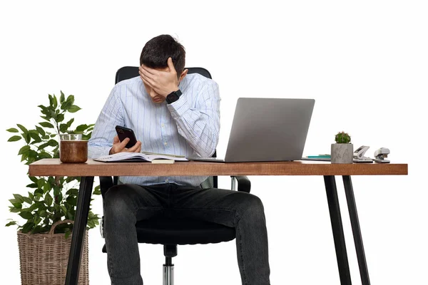 Smutný Podnikatel Pracující Notebookem Telefonování Klientem — Stock fotografie