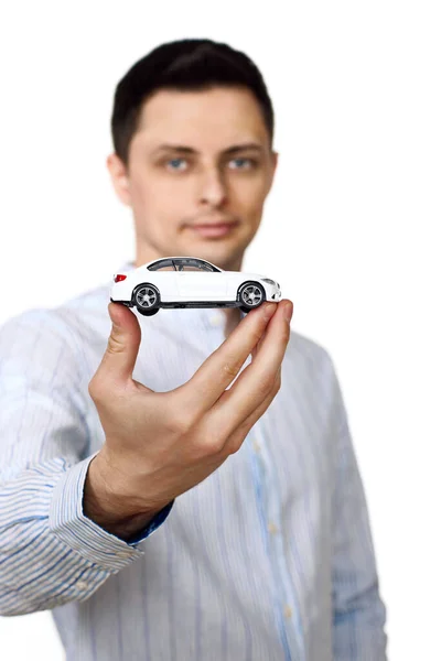 Biały Biznesmen Trzymający Zabawkowy Samochód Salony Samochodowe Ubezpieczenie Samochodu Skupienie — Zdjęcie stockowe