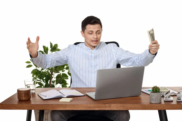 Yakışıklı Adamı Dizüstü Bilgisayarda Çalışıyor Sandalyede Otururken Elinde Para Tutuyor — Stok fotoğraf