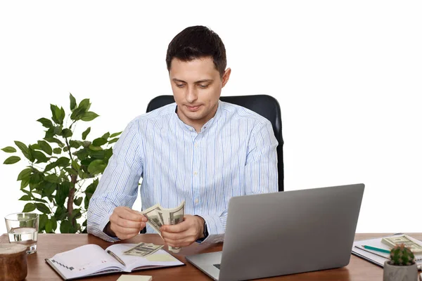 Młody Przystojny Biznesmen Pracuje Laptopie Trzyma Pieniądze Siedząc Krześle Przy — Zdjęcie stockowe