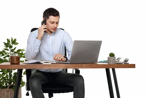 Başarılı Mutlu Adamı Dizüstü Bilgisayarla Çalışıyor Müşteriyle Telefon Görüşmesi Yapıyor — Stok fotoğraf