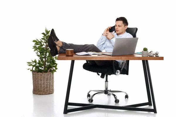 Başarılı Mutlu Adamı Dizüstü Bilgisayarla Çalışıyor Müşteriyle Telefon Görüşmesi Yapıyor — Stok fotoğraf
