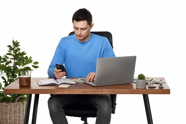 Bilgisayarla Çalışan Yakışıklı Bir Adamı Beyaz Arka Planda Akıllı Telefon — Stok fotoğraf