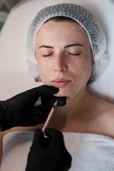 Kobieta Otrzymuje Kosmetyczne Wstrzyknięcie Botoksu Twarz Kobieta Salonie Piękności Operacja — Zdjęcie stockowe
