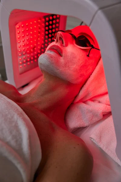 Femeia Ochelari Protecție Care Primește Tratament Facial Terapie Condusă Mască — Fotografie, imagine de stoc