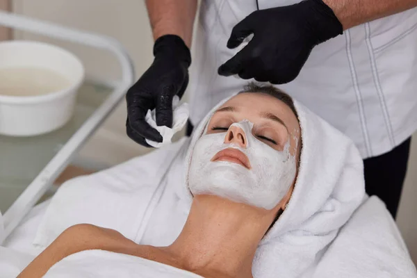 Kozmetikus Közeli Képe Megtisztítja Bőrét Tökéletes Tisztítás Bőr Arc — Stock Fotó
