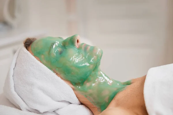 Kaplıca Salonunda Yüzünde Yeşil Aljinat Maskesi Olan Güzel Bir Kadın — Stok fotoğraf