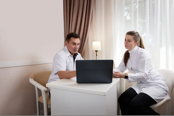 Två Läkare Man Och Kvinna Talar Tittar Datorskärmen Analysera Resultaten — Stockfoto