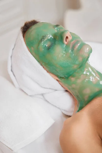 Piękna Kobieta Zieloną Alginianową Maską Twarzy Salonie Spa Zbliżenie — Zdjęcie stockowe