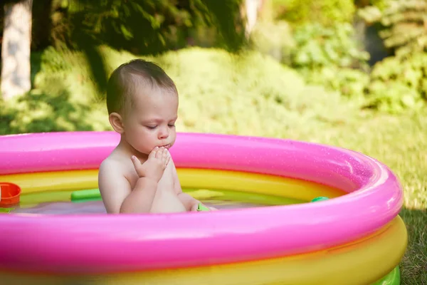 Carina Bambina Nuotare Piscina Gonfiabile Bambini Giardino — Foto Stock