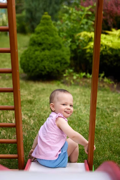 Kislány Csúszdázik Nyáron Játszótéren — Stock Fotó