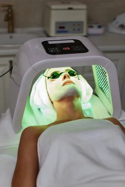 Kobieta Okularach Ochronnych Poddawana Leczeniu Twarzy Zastosowaniem Terapii Ołowiowej Maska — Zdjęcie stockowe