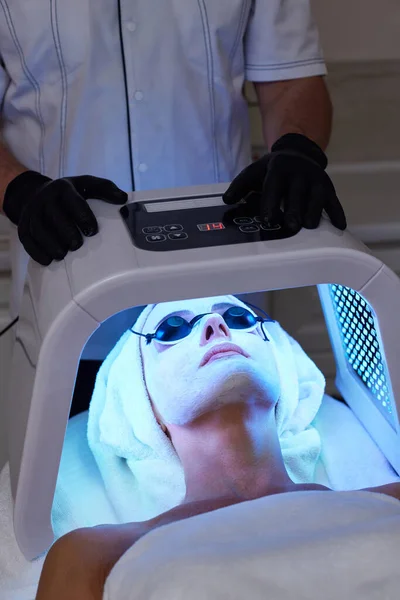 Femeia Ochelari Protecție Care Primește Tratament Facial Terapie Condusă Mască — Fotografie, imagine de stoc