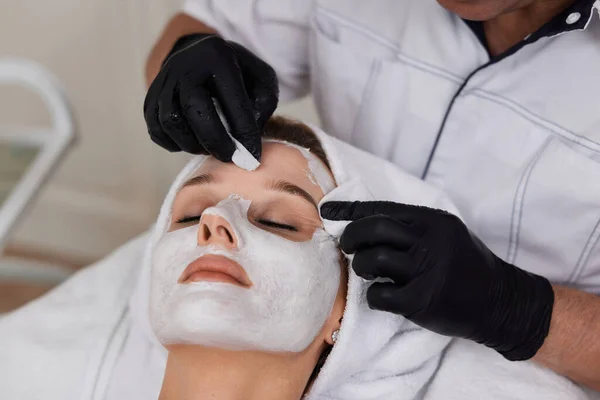 Närbild Kosmetolog Rengör Huden Kvinnan Perfekt Rengöring Hudvård Ansikte — Stockfoto