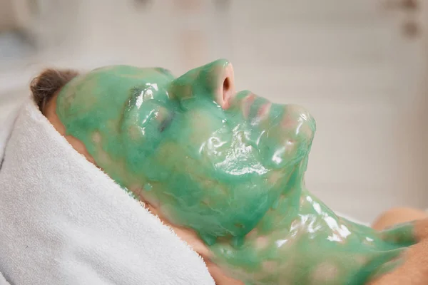 Piękna Kobieta Zieloną Alginianową Maską Twarzy Salonie Spa Zbliżenie — Zdjęcie stockowe
