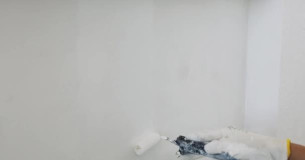 Parede Masculina Pintura Mão Trabalhador Cor Branca Com Rolo Renovar — Vídeo de Stock