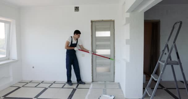 Repairman Malerei Wand Weißer Farbe Mit Walze Während Der Renovierung — Stockvideo