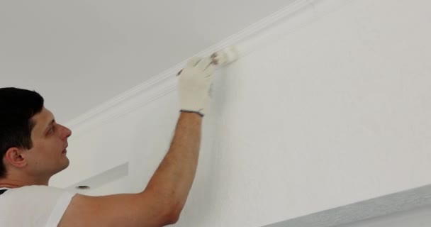 Reparador Homem Parede Pintura Uniforme Cor Branca Com Escovas Durante — Vídeo de Stock