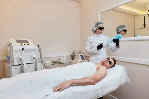 Beautician Applies Cooling Gel Male Facefor Receiving Epilation Beauty Center — Stock Photo, Image