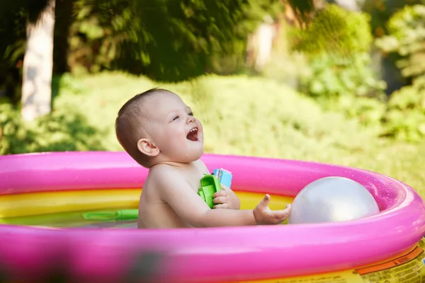 Happy Cute Baby Girl Divertirsi Spruzzando Piscina Gonfiabile Bambino Giardino — Foto Stock