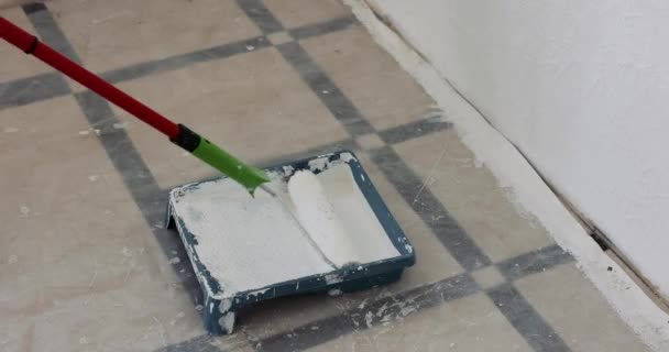 Επιδιορθωτής Άντρας Ζωγραφίζει Τοίχο Λευκό Χρώμα Ρολό Ενώ Ανακαινίζει Δωμάτιο — Αρχείο Βίντεο