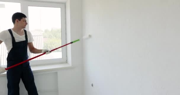 Reparateur Uniform Malwand Weißer Farbe Mit Walze Während Renovierung Zimmer — Stockvideo