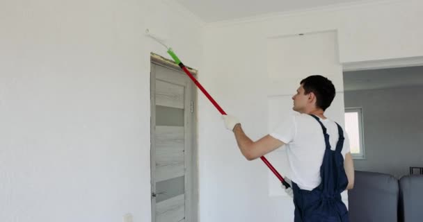 Naprawiający Człowiek Malowanie Ściany Białym Kolorze Rolki Podczas Remontu Pokoju — Wideo stockowe