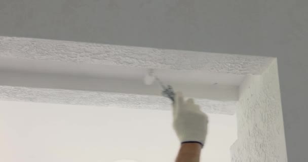 Reparateur Man Schilderen Muur Witte Kleur Met Roller Tijdens Het — Stockvideo