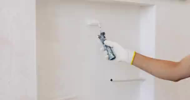 Männliche Arbeiter Hand Malerei Wand Weißer Farbe Mit Walze Während — Stockvideo