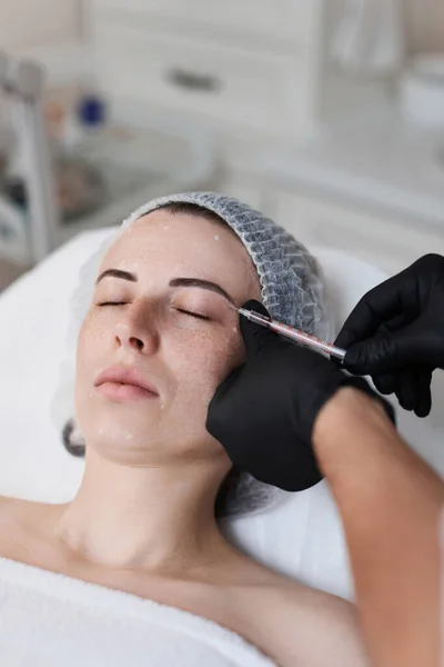 Femme Reçoit Une Injection Cosmétique Botox Dans Visage Femme Dans — Photo