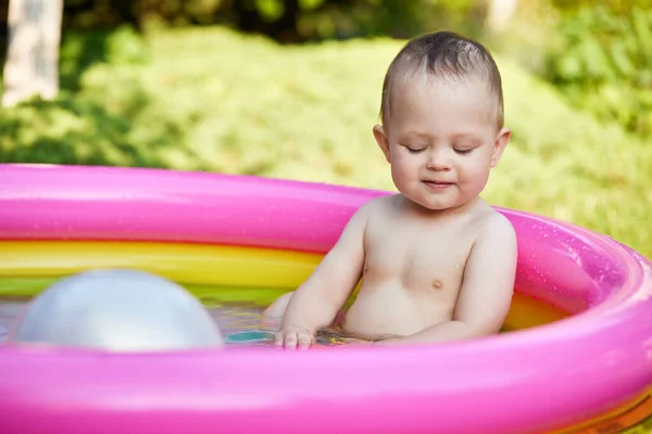 Šťastné Roztomilé Dítě Dívka Hraje Míčem Dítě Nafukovací Bazén Zahradě — Stock fotografie