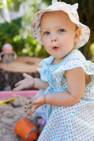 Felice Eccitato Bambina Che Gioca Nella Sabbia Sandbox Con Vari — Foto Stock