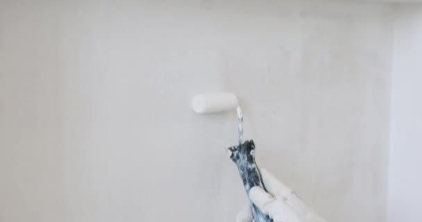 Mano Trabajador Masculino Usando Rodillo Pintura Blanco Sitio Construcción — Vídeo de stock