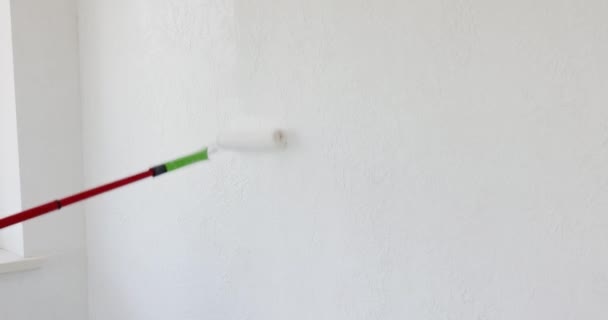 Reparador Homem Pintura Parede Cor Branca Com Rolo Durante Renovação — Vídeo de Stock