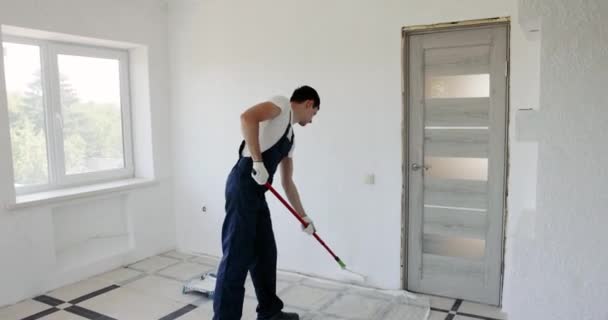 Pintor Casa Pared Pintura Uniforme Color Blanco Con Rodillo Durante — Vídeos de Stock
