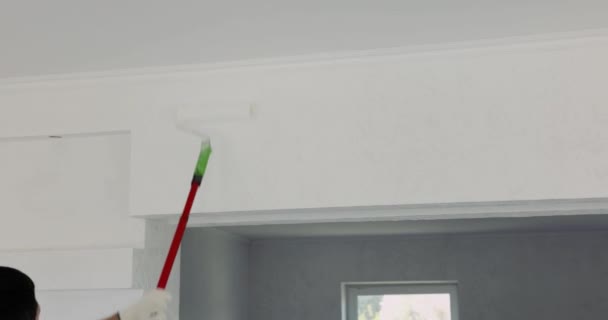 Reparateur Man Schilderen Muur Witte Kleur Met Roller Tijdens Het — Stockvideo