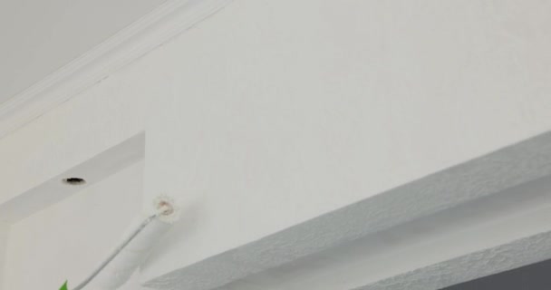 Riparatore Pittura Murale Colore Bianco Con Rullo Durante Ristrutturazione Stanza — Video Stock