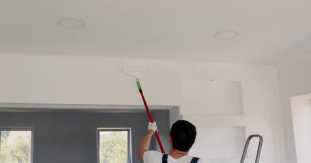 Reparateur Blauen Overalls Bemalt Wand Weißer Farbe Mit Walze Während — Stockvideo