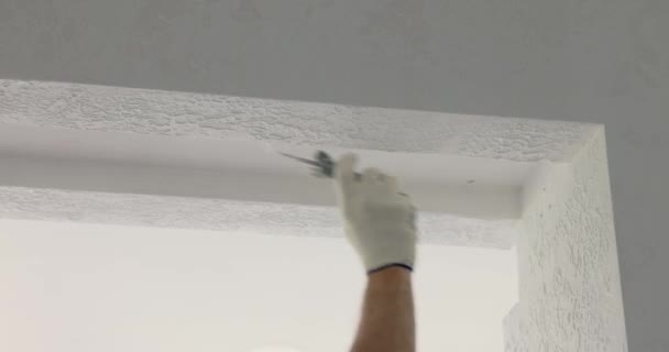 Naprawiający Człowiek Malowanie Ściany Białym Kolorze Rolki Podczas Remontu Pokoju — Wideo stockowe