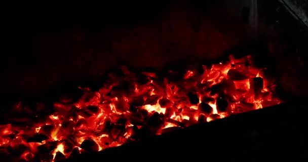 Zbliżenie Gorących Węglarzy Smolder Piękne Czerwone Węgle Kominka — Wideo stockowe