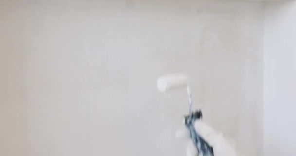 Mężczyzna Pracownik Ręcznie Malowanie Ściany Kolorze Białym Rolki Podczas Remontu — Wideo stockowe